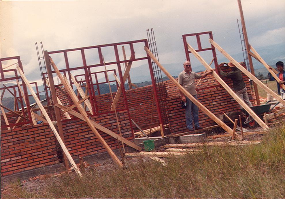 BD/269/129 - 
Broeder Henk Blom o.f.m. bij de bouw van het medisch centrum in Wamena

