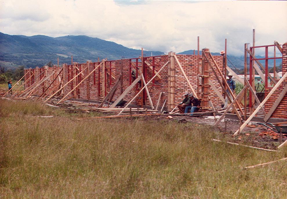 BD/269/130 - 
Het medisch centrum van Wamena in aanbouw
