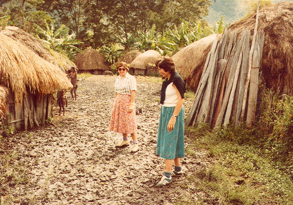 BD/269/131 - 
Westers bezoek in een modderig Baliem-dorp
