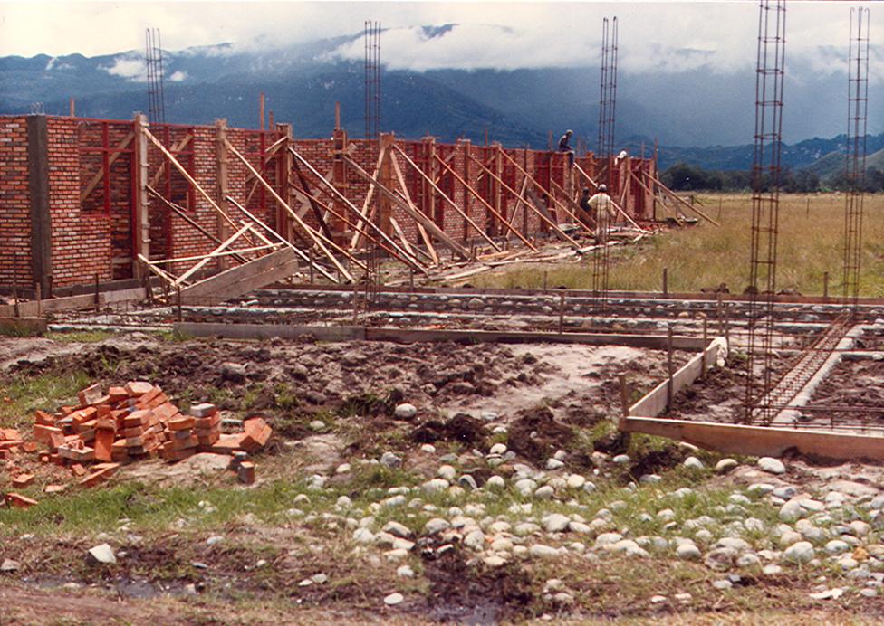 BD/269/134 - 
Het medisch centrum van Wamena in aanbouw
