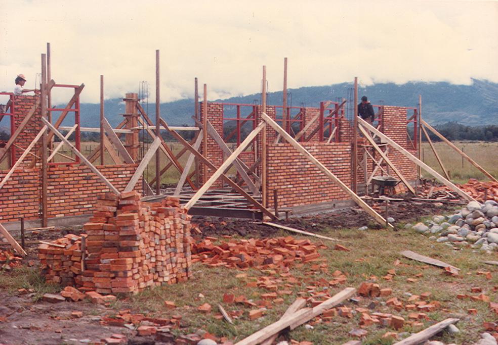 BD/269/135 - 
Het medisch centrum van Wamena in aanbouw
