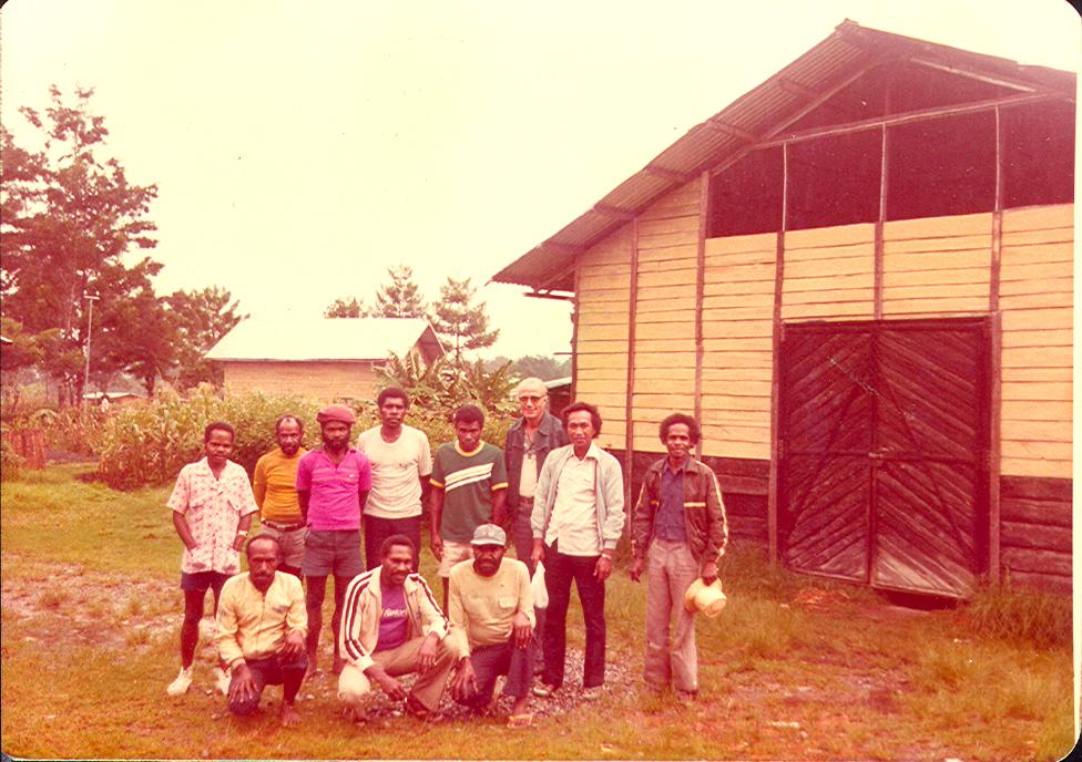 BD/269/137 - 
Broeder Henk Blom o.f.m. met bouwvakkers op de werkplaats in Wamena
