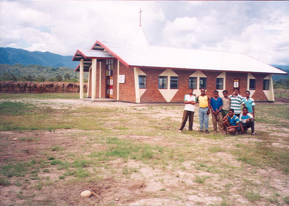 BD/269/141 - 
Werkploeg poseert bij door hun gebouwde kerk
