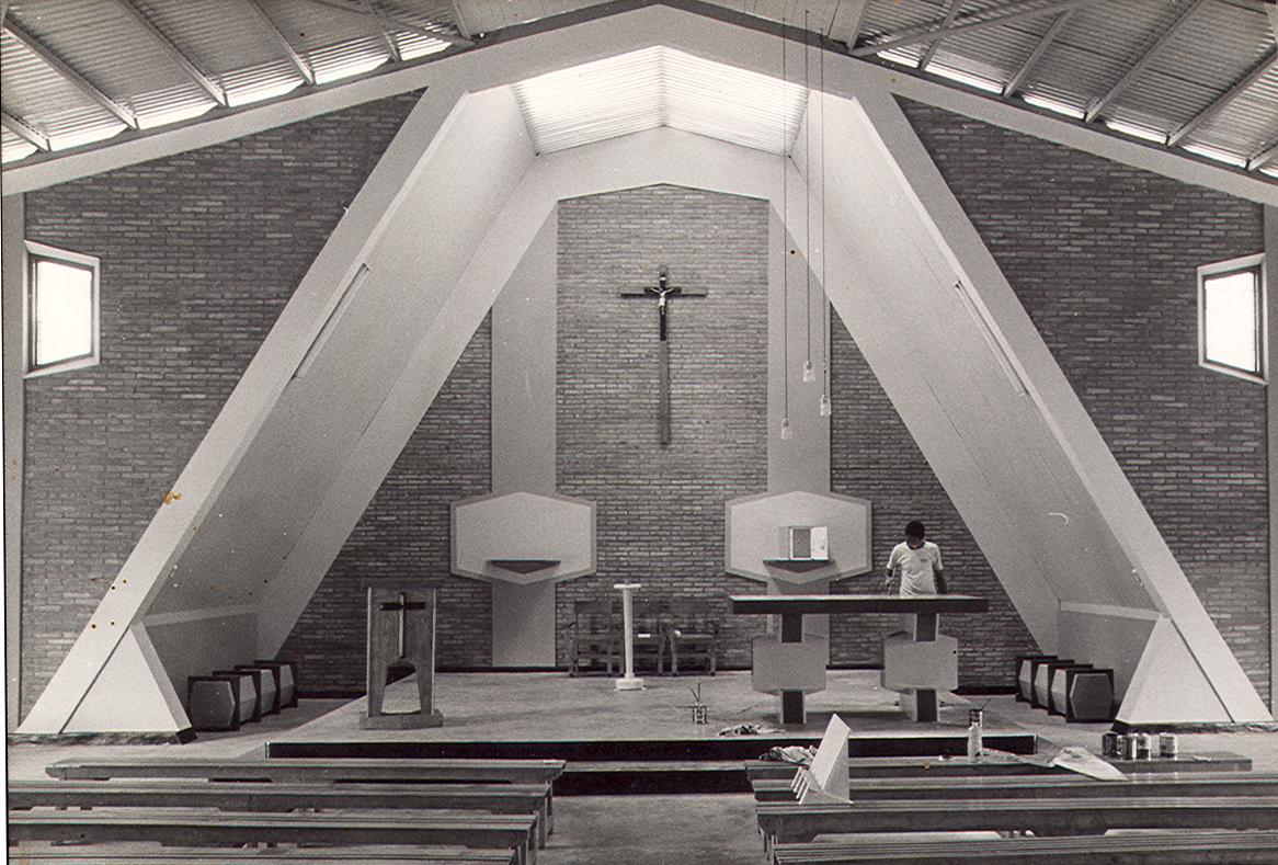 BD/269/171 - 
Interieur van de kerk in Wamena
