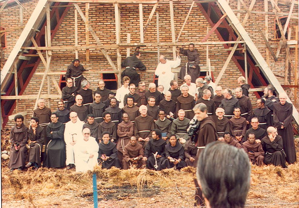 BD/269/182 - 
Franciscanen poseren voor de kerk-in-renovatie in Wamena bij viering van 50 jaar Franciscanen in Papoea
