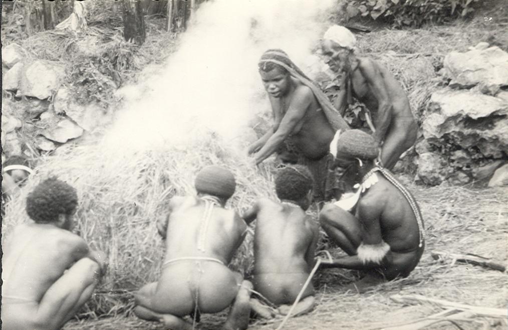 BD/269/190 - 
Papoea&#039;s stoken een vuur
