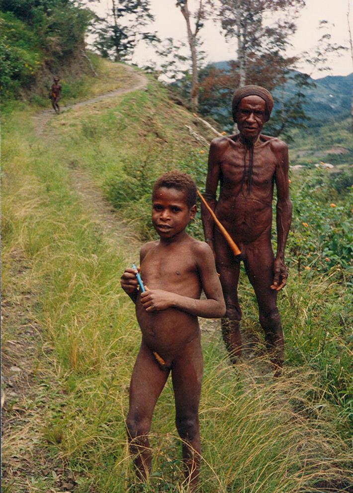 BD/269/215 - 
Jongen en vader poseren op een heuvelpad
