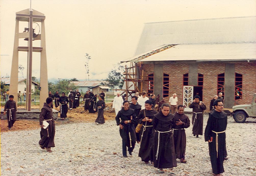 BD/269/233 - 
Franciscaanse novieten bij kerk in aanbouw
