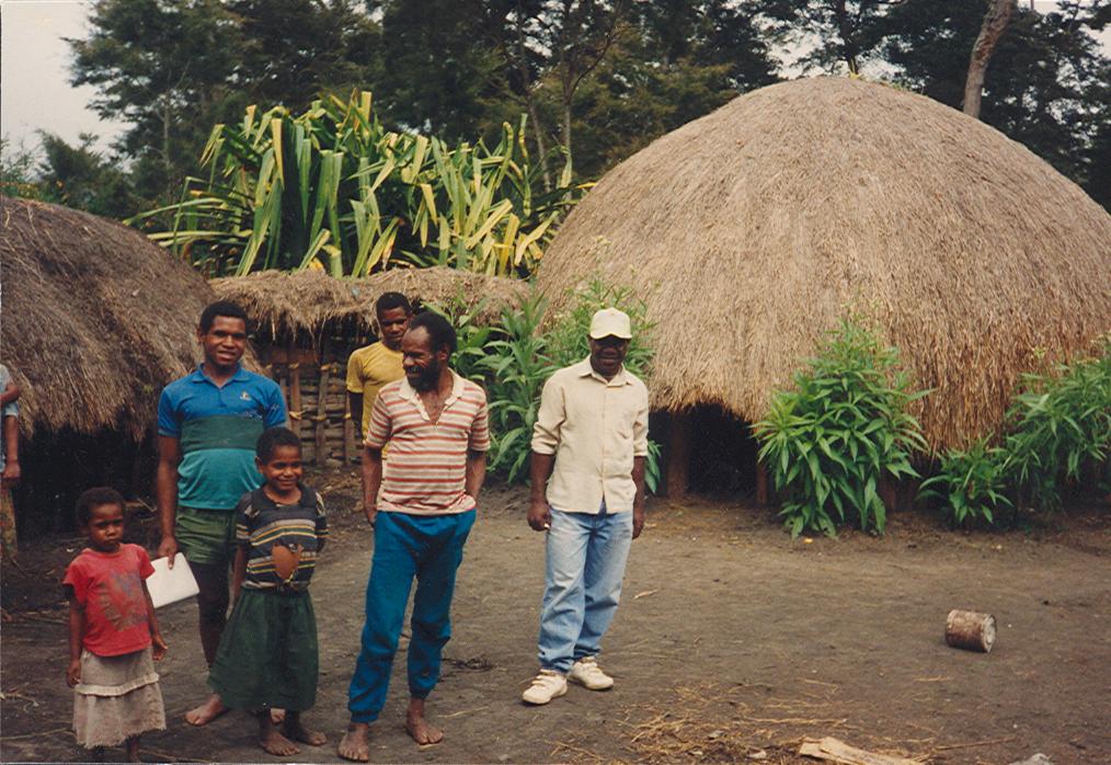 BD/269/237 - 
Papoeafamilie poseert voor riethutten
