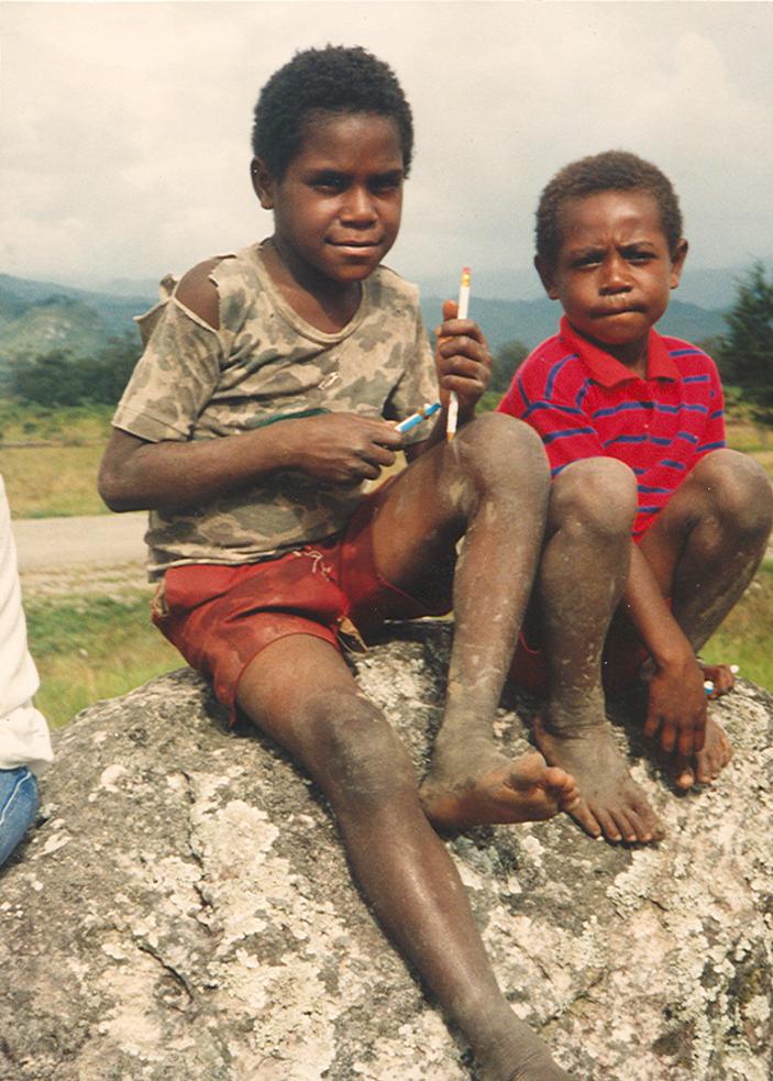 BD/269/248 - 
Twee kinderen met potloden
