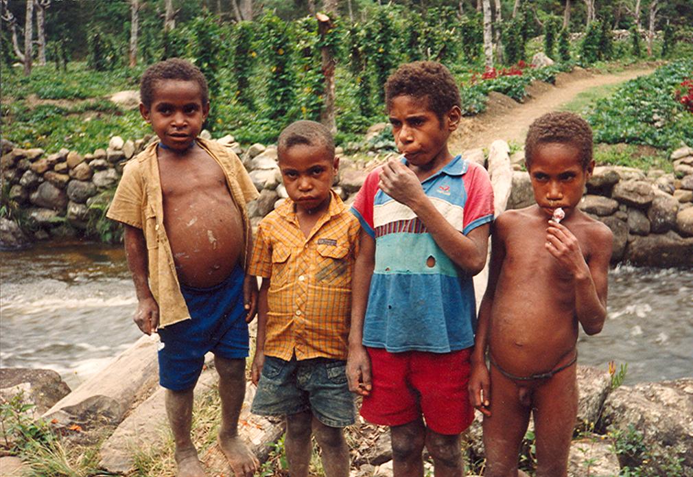 BD/269/259 - 
Kinderen met snoep bij beek
