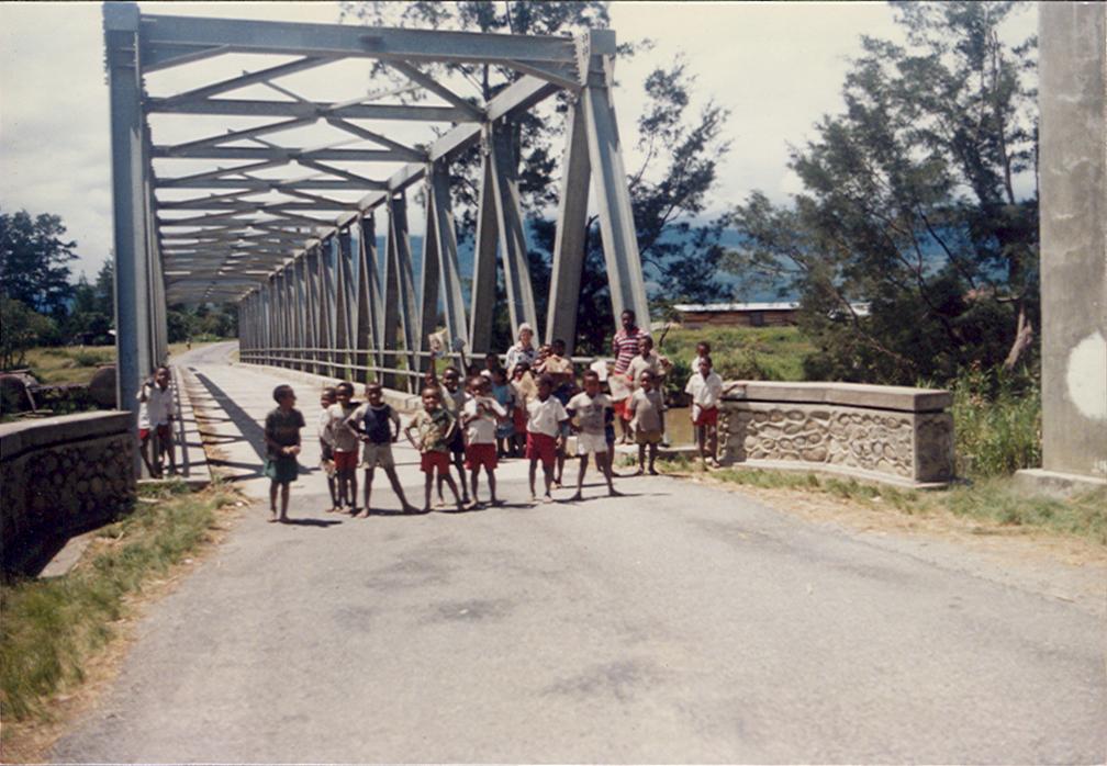 BD/269/285 - 
Kinderen poseren voor de brug
