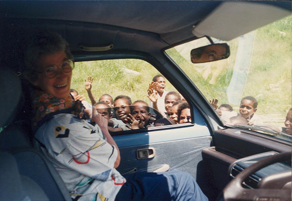 BD/269/287 - 
Schoolkinderen begroeten juf in auto
