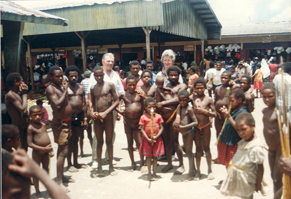 BD/269/302 - 
Jonge papoea&#039;s op de markt met missionarissen
