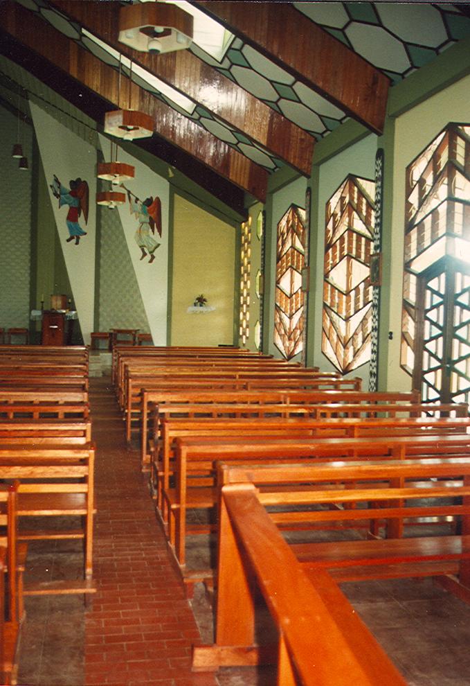 BD/269/303 - 
Interieur van de kerk in Kota Raya
