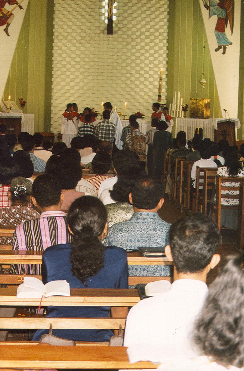 BD/269/304 - 
Dienst in de kerk van Kota Raya

