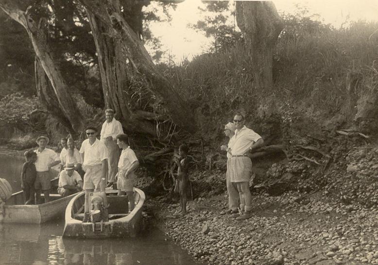 BD/269/32 - 
Franciscanen in bootjes aan de rivieroever in de Baliem
