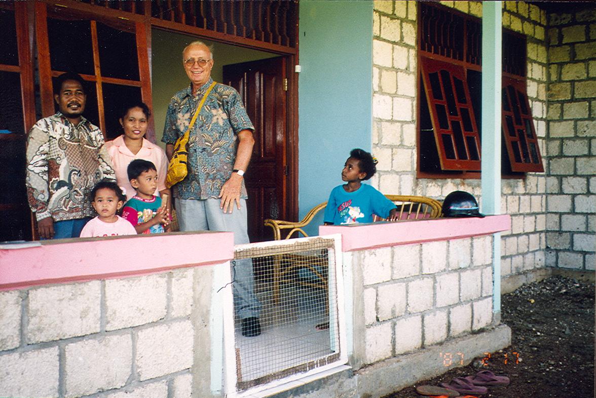 BD/269/337 - 
Missionaris op veranda met een gezin
