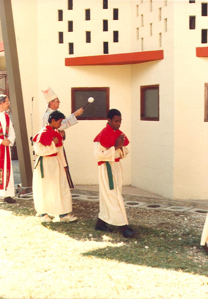 BD/269/359 - 
Priester met misdienaars
