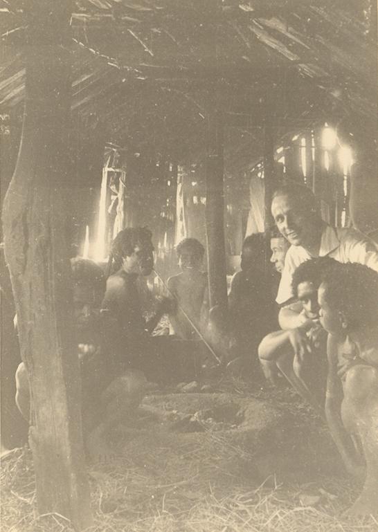 BD/269/36 - 
Franciskaner broeder Henk Blom met Dani rondom de vuurplaats in hun hut
