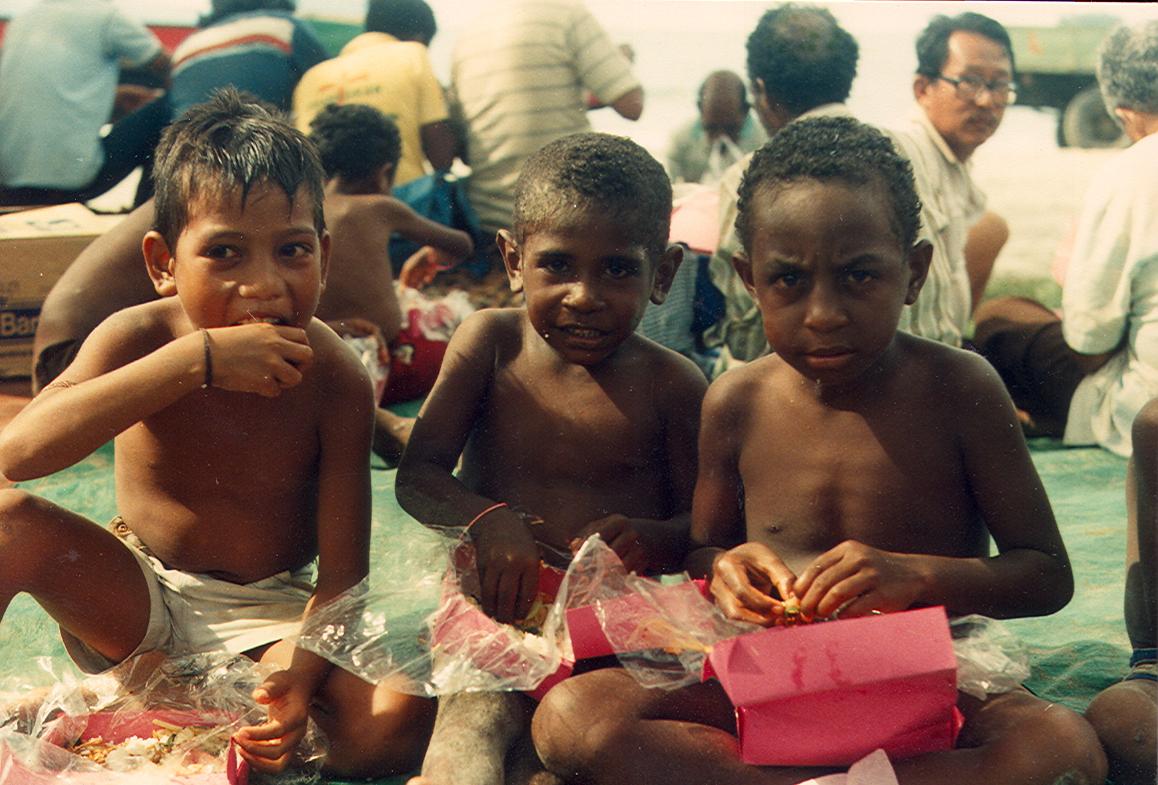 BD/269/384 - 
Kinderen aan het eten
