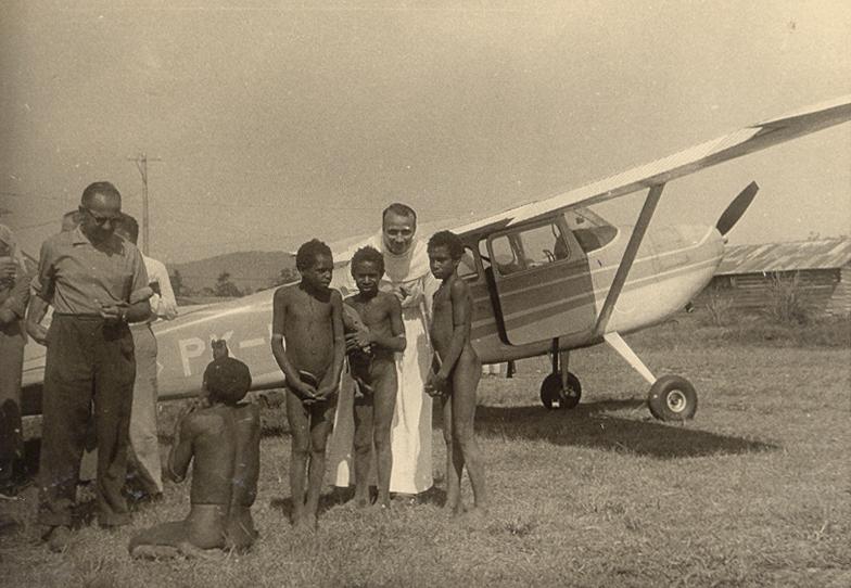 BD/269/38 - 
Franciskaner broeder Henk Blom met Dani-kinderen bij een MAF-Cessna 
