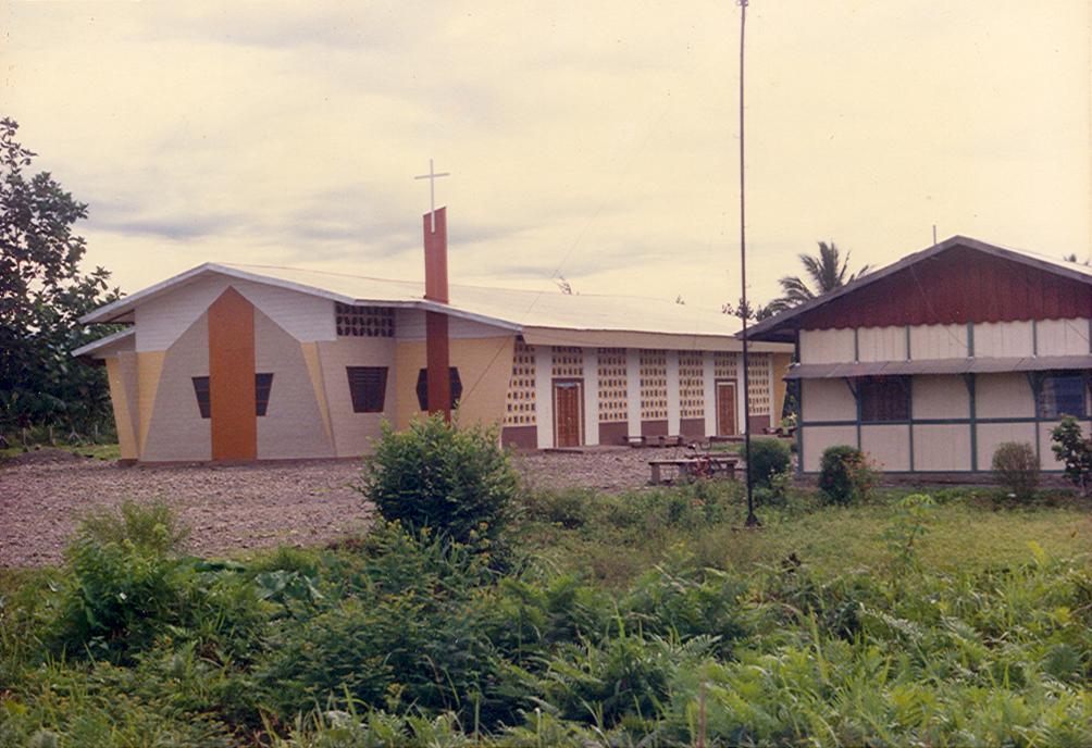 BD/269/47 - 
De kerk van Timika, met rechts de pastorie
