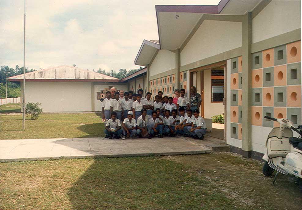 BD/269/497 - 
Ingang S.P.G. gebouw met groep studenten
