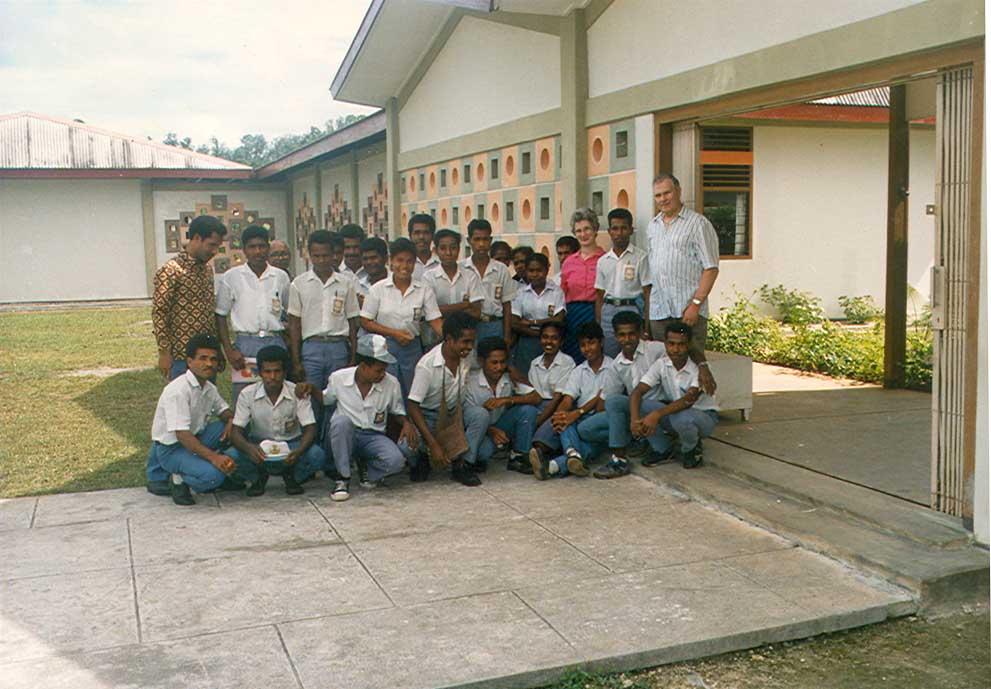 BD/269/500 - 
Ingang S.P.G. gebouw met groep studenten
