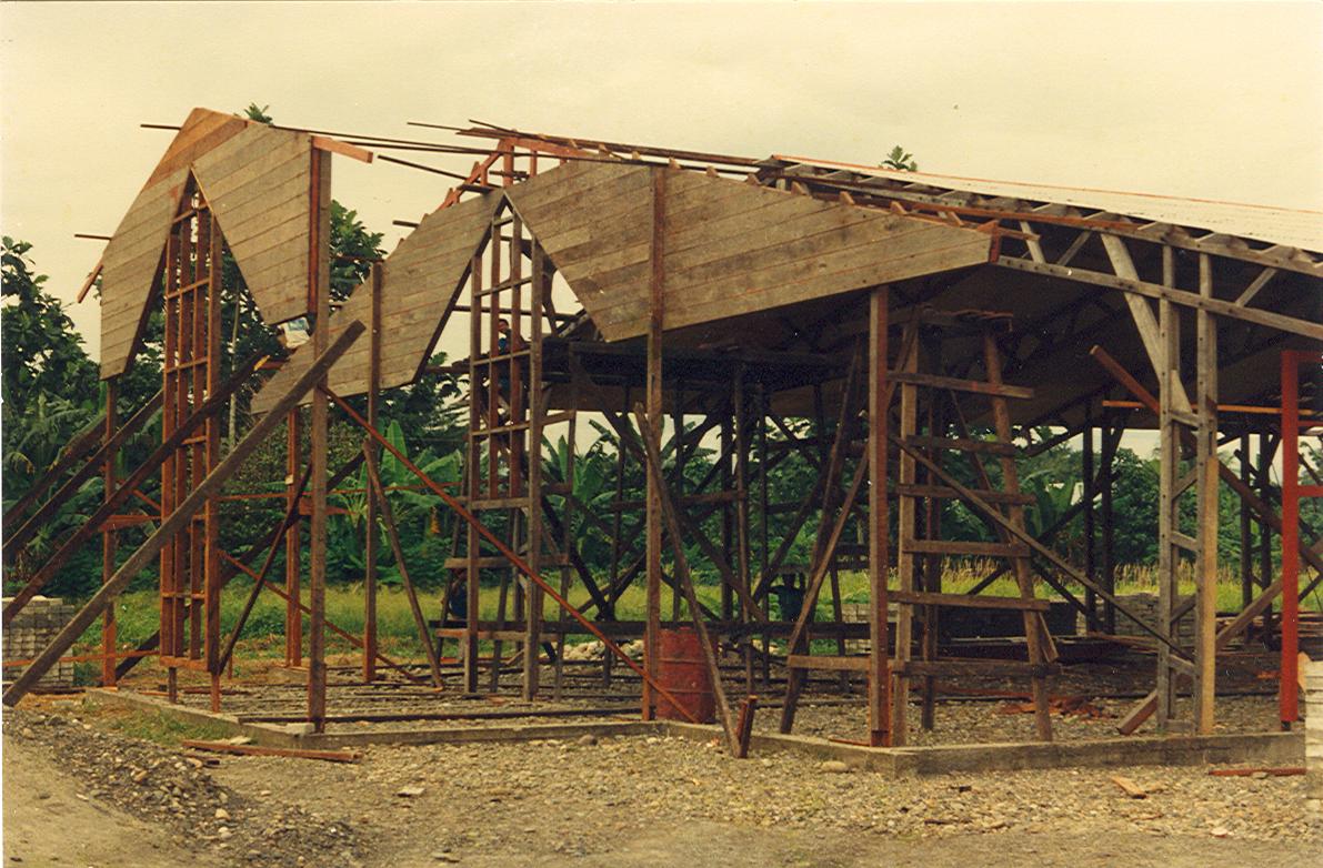 BD/269/52 - 
Het houten geraamte van de kerk van Timika in aanbouw
