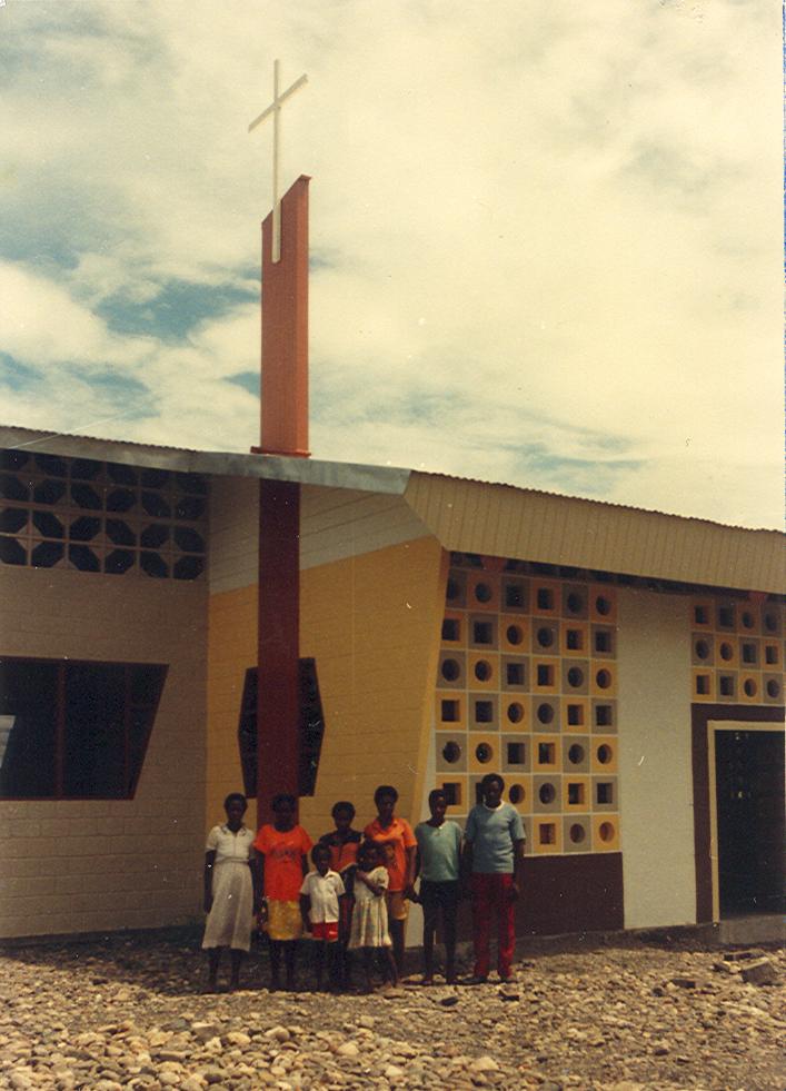 BD/269/55 - 
Papoea-gezin poseert voor de nieuwe kerk in Timika
