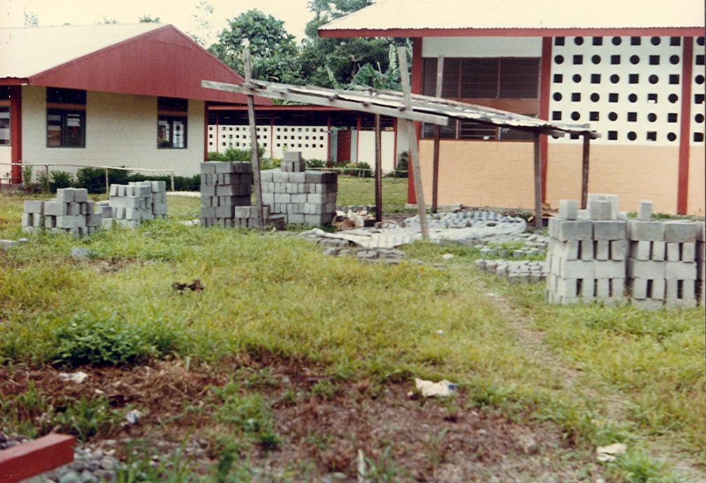 BD/269/56 - 
Bouw van de nieuwe school in Timika
