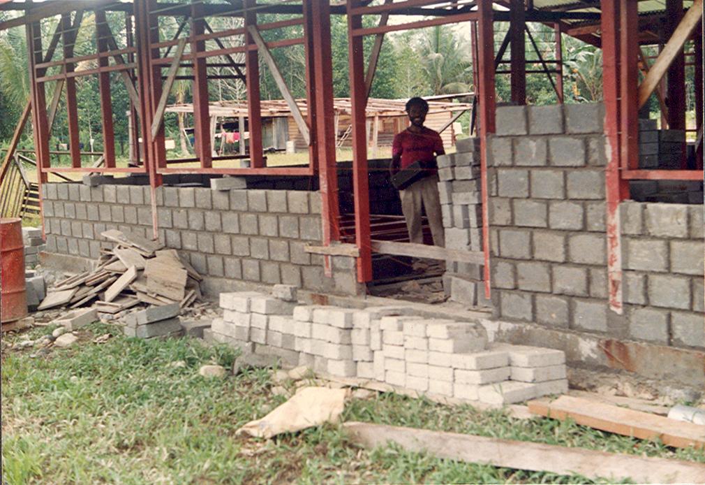 BD/269/57 - 
Bouw van de nieuwe school in Timika
