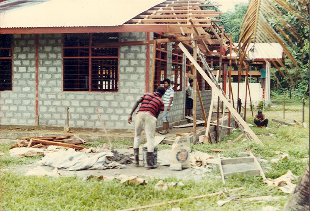 BD/269/60 - 
Bouwvakkers werkend aan de nieuwe school in Timika
