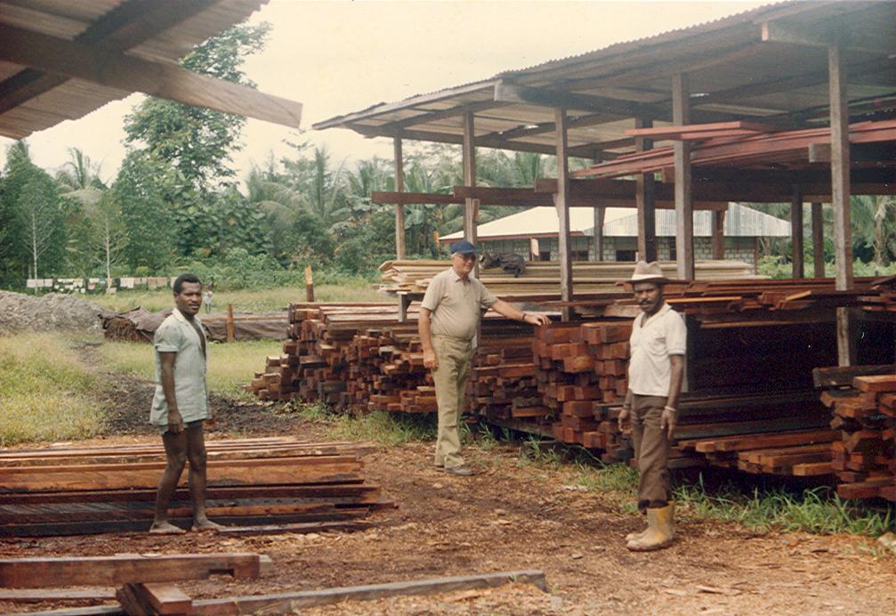 BD/269/64 - 
Opslag van hout voor de bouwwerkzaamheden aan school en kerk in Timika
