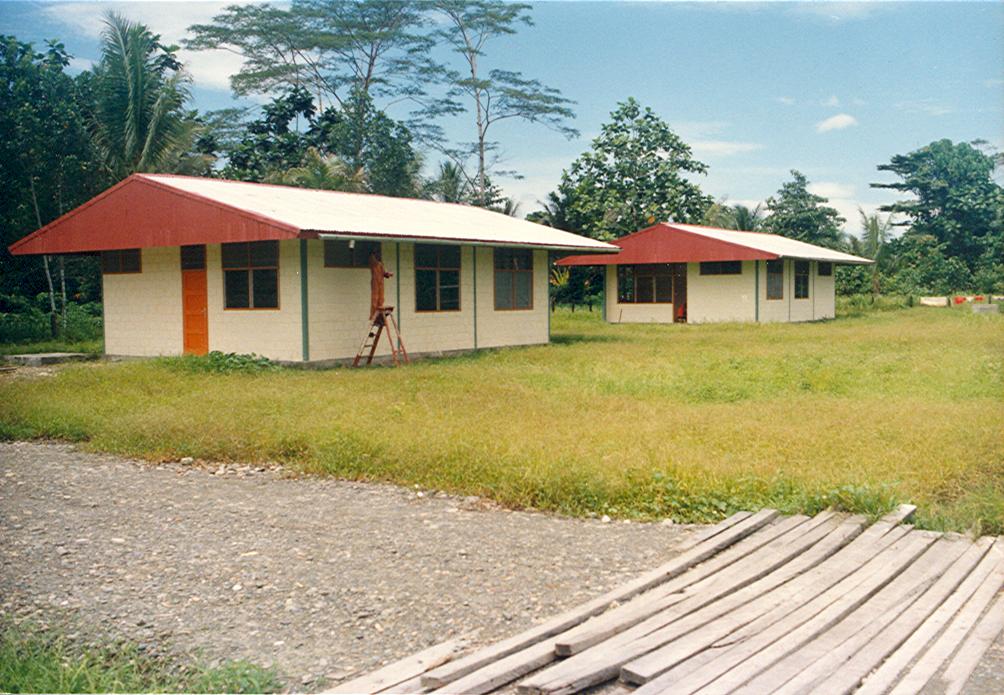 BD/269/66 - 
Schilderwerkzaamheden aan de nieuw gebouwde school in Timika
