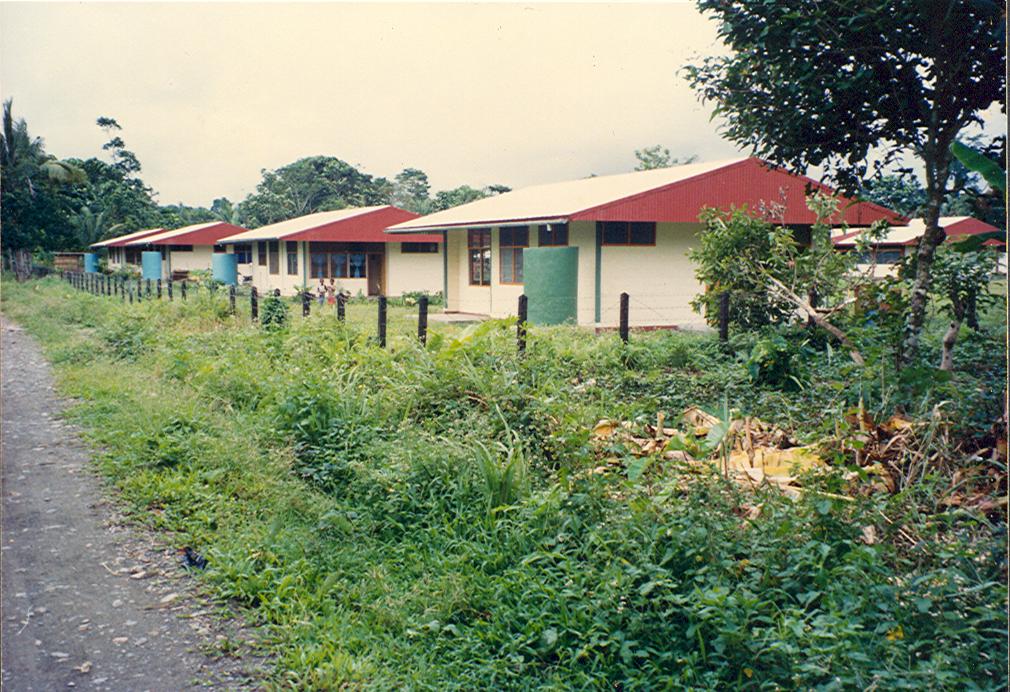 BD/269/67 - 
Gebouwtjes van het nieuwe SMP-scholencomplex in Timika

