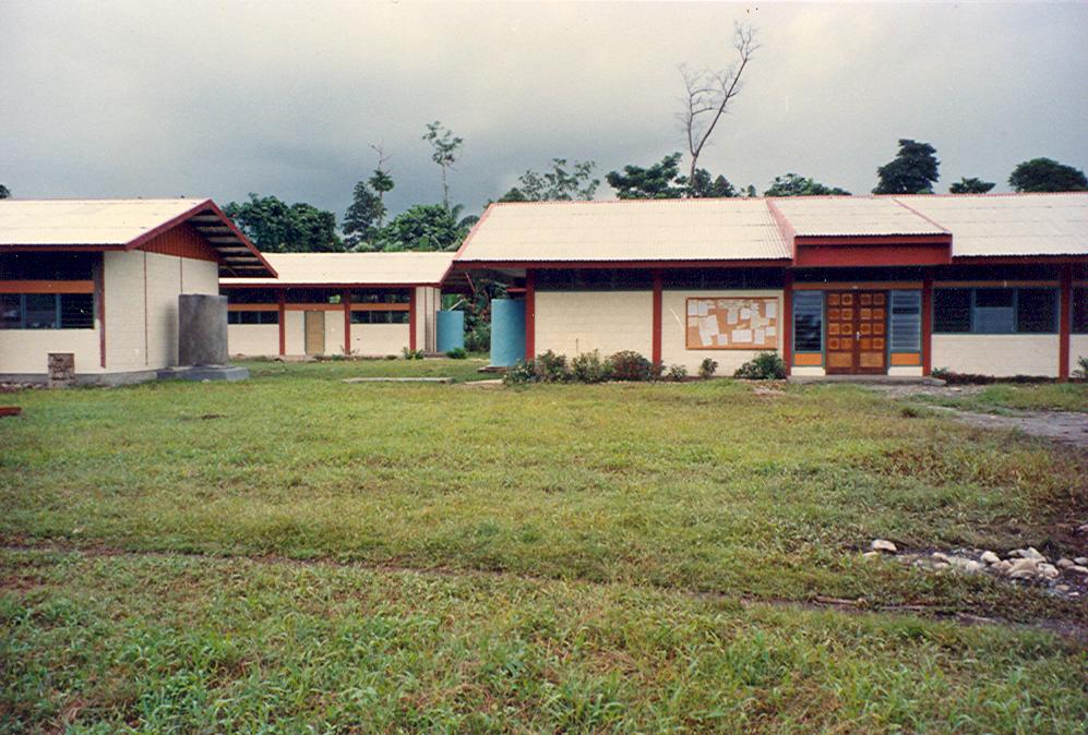 BD/269/68 - 
Gebouwtjes van het nieuwe SMP-scholencomplex in Timika
