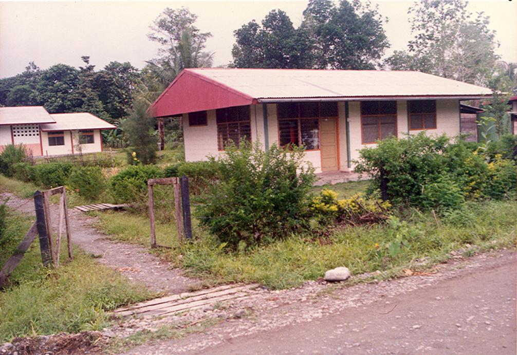 BD/269/70 - 
Gebouwtjes van het nieuwe SMP-scholencomplex in Timika
