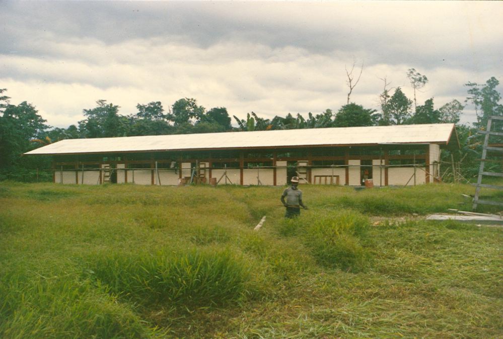 BD/269/73 - 
Bouw van de nieuwe school in Timika
