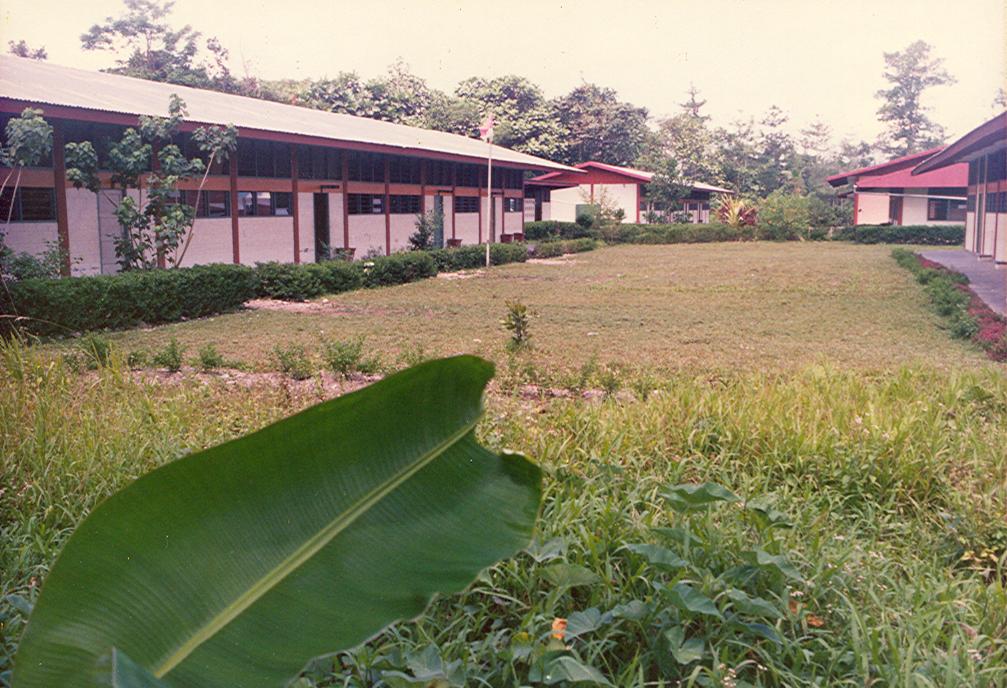 BD/269/74 - 
Het nieuwe SMP-scholencomplex in Timika
