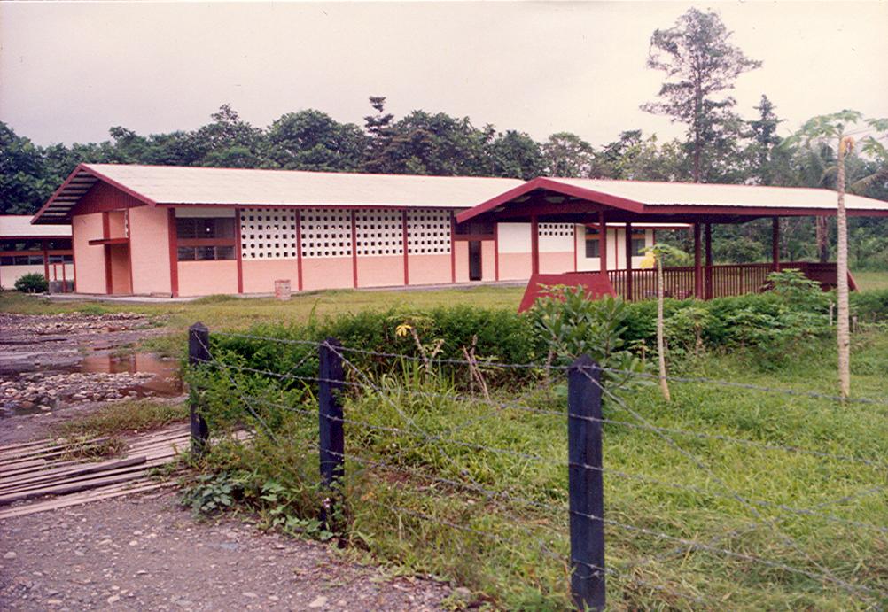 BD/269/77 - 
Het nieuwe SMP-scholencomplex in Timika
