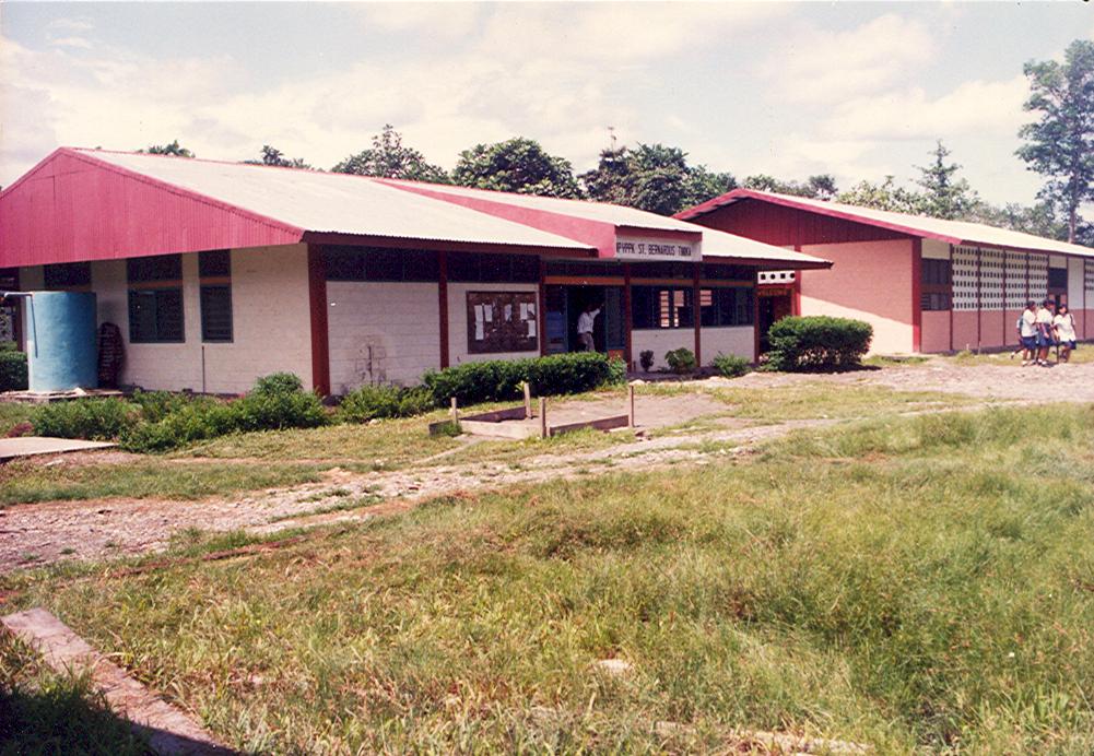 BD/269/79 - 
Het nieuwe SMP-scholencomplex in Timika
