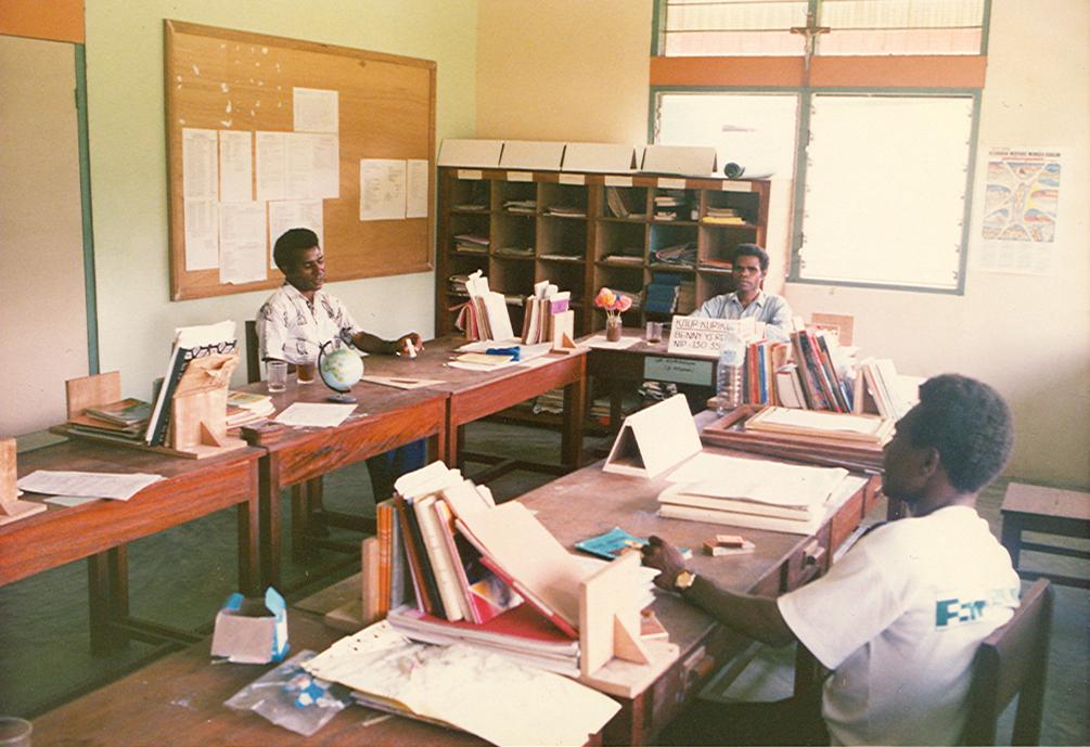 BD/269/80 - 
Personeel van de SMP-school in hun werkomgeving
