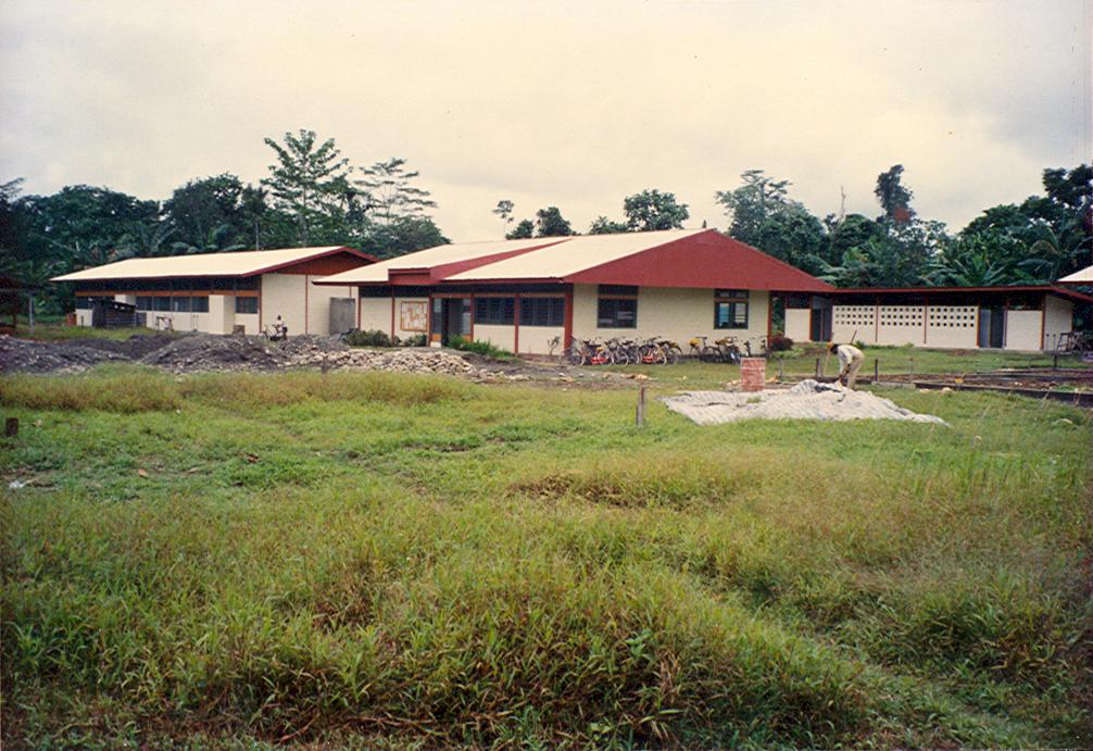 BD/269/82 - 
Het nieuwe SMP-scholencomplex in Timika

