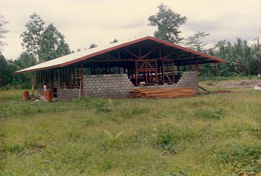 BD/269/85 - 
Bouw van de nieuwe school in Timika
