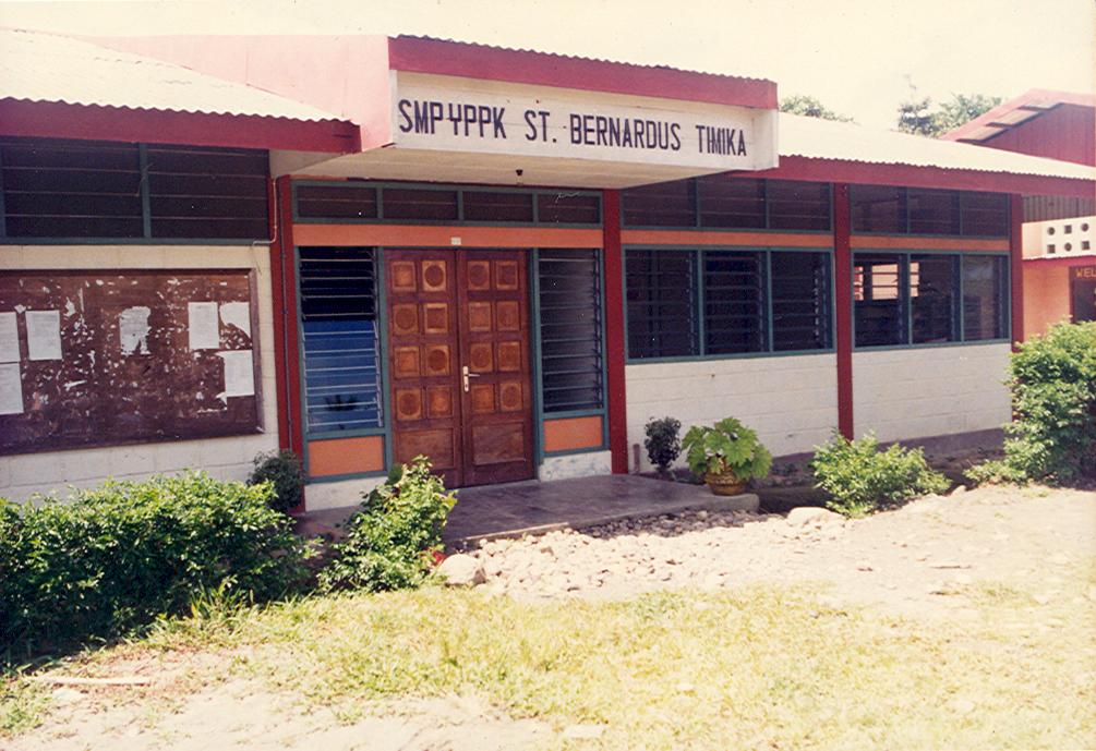 BD/269/86 - 
Hoofdingang van SMP-school St.Bernardus in Timika
