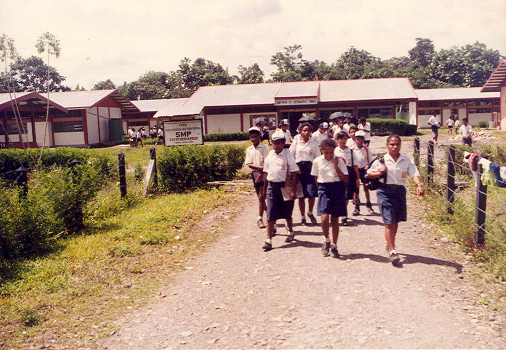 BD/269/89 - 
Leerlingen bij het uitgaan van SMP-school St. Bernardus in Timika
