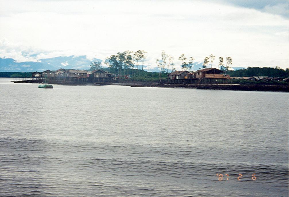 BD/269/90 - 
Dorp aan de Mimikaanse kust gezien vanaf zee
