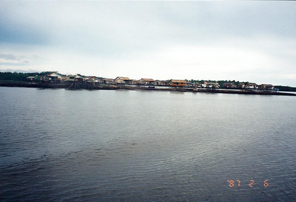 BD/269/95 - 
Dorp aan de Mimikaanse kust gezien vanaf zee
